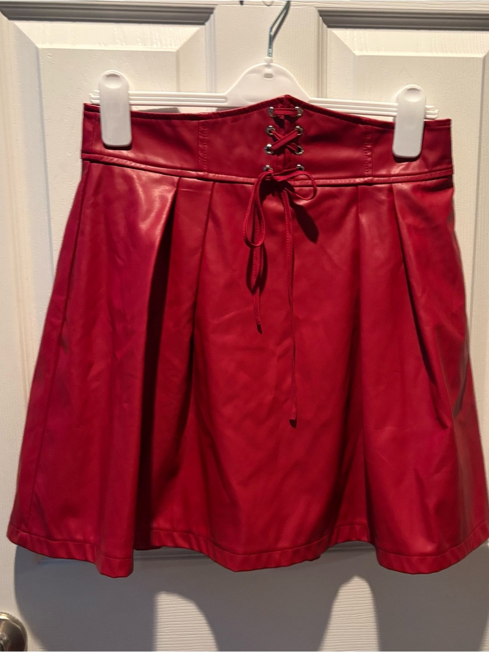 Scarlet Darkness Steampunk Faux Leather Lace Up Mini Skirt Skort - Dark Red
Bea